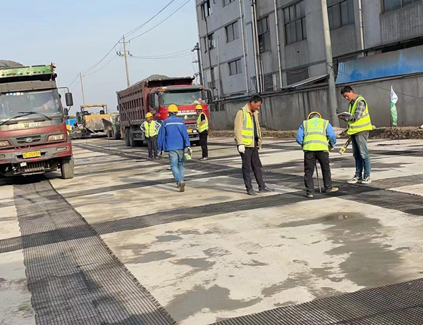 向阳老材料的新故事：玻璃纤维土工格栅如何在‘白改黑’浪潮中重获新生？